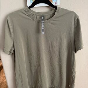 Women’s Vuori Feather Tee size Large